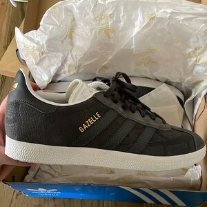 New in box grey adidas gazelle grey embossed suede snakeskin women’s 6.5